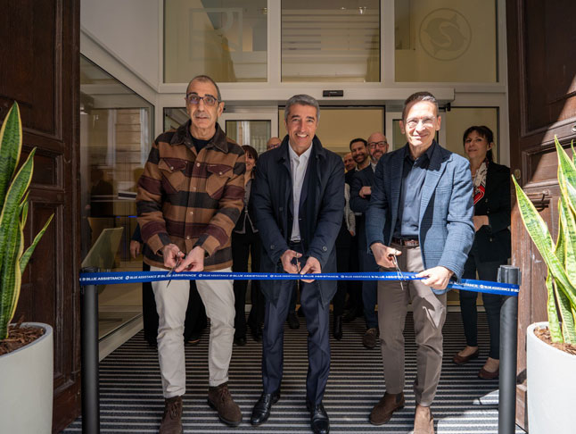 Marco Mazzucco, Luca Petrichella e Mauro Paccione che tagliano il nastro all'inaugurazione della nuova reception in Via San Dalmazzo 20/A!